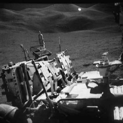 AS 15-85-11491 - The Lunar Rover
Un'immagine carina, senza pretese scientifiche, del Lunar Rover dopo che è stato "parcheggiato" in prossimità del Monte Hadley. Molto bello il paesaggio collinare-montuoso che fa da sfondo al LR.
Parole chiave: Postcards from the Moon