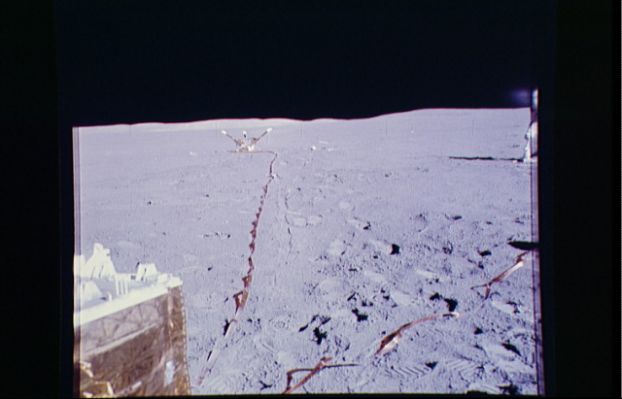 AS 15-87-11846 - Cables and various equipment on the Moon
Una fotografia a colori della zona del Monte Hadley che ci mostra alcune delle attrezzature che gli astronauti si accingono ad utilizzare per compiere i loro esperimenti. Metri e metri di cavi rivestiti d'oro sono già stati distesi sulla polverosa superficie della Luna. Una curiosità: guardate alla Vostra Dx: quasi fuori quadro si vede la "zampa" meccanica di un qualcosa che proietta ombra e che noi, ovviamente sbagliando, avevamo pensato che fosse il LM (il quale è invece da tutt'altra parte). Che cos'è?
Parole chiave: Performing tests