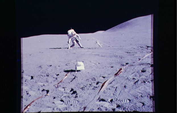 AS 15-87-11847 - Ooooppsss...I'm going down!...
Non si tratta di una domanda agevole e, da parte nostra, Vi possiamo garantire che non lo sappiamo. Forse si tratta di qualche altro equipaggiamento speciale portato dagli astronauti sulla Luna per fare esperimenti "particolari". Un qualcosa, come il LR, portato su "in pezzi" e poi montato in loco, usato ed abbandonato sulla Luna. In questo frame, uno degli astronauti che, mentre correva sulla piatta distesa di sabbia, inciampa e cade. Curiosa: la prima (a quanto si sa) caduta sulla Luna...
Parole chiave: Postcards from the Moon