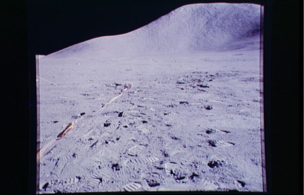 AS 15-87-11848 - Mount Hadley in colors (1)
Una bella immagine del Monte Hadley a colori. Purtroppo, a causa della bassa definizione di questo frame, non ci è possibile cogliere un grande quantitativo di dettagli. 
In ogni caso possiamo vedere chiaramente le striature che caratterizzano il Mount Hadley e la consistenza - tanta sabbia e polvere, pochi sassi e nessun cratere - del terreno alla base del Monte. 
La fotografia, oltre che molto vecchia, è sovraesposta e quindi non avanziamo ipotesi relativamente alla attendibilità dei colori che vediamo.
Parole chiave: Postcards from the Moon
