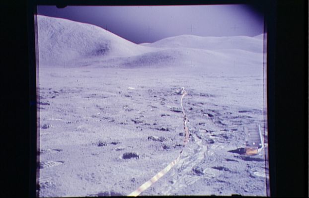 AS 15-87-11850 - Mount Hadley in colors (3)
Ancora la zona di Mount Hadley, alla Sn del Monte. 
Vediamo alcuni dei cavi distesi dagli astronauti e un interessante effetto di luce traversa che illumina e caratterizza il lato superiore della fotografia. Anche questa immagine è, comunque, ampiamente sovraesposta. Per quanto attiene le caratteristiche superficiali dell'area di lavoro, dobbiamo dire che non si vedono crateri ed un simile dato, secondo noi, costituisce una curiosa stranezza.
Parole chiave: Postcards from the Moon