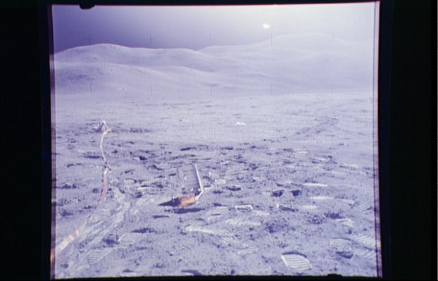 AS 15-87-11851 - A Lunar-scape, completely over-exposed
Ancora l'area del Monte Hadley, nella prosecuzione del panorama che uno degli Astronuti sta realizzando. Cavi, polvere, impronte, delle "dolci" colline in lontananza, tanta luce e nessun cratere visibile. 
Un'immagine che entra di diritto nella Galleria delle "Postcards from the Moon"!
Parole chiave: Postcards from the Moon
