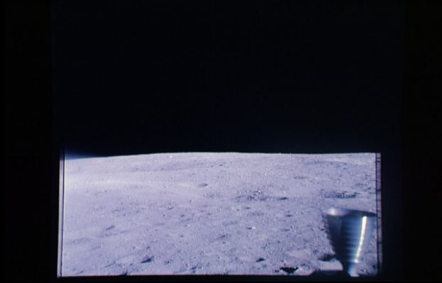 AS 16-113-18304 - Moon Panorama
Con questo frame si apre una serie di 5 immagini che mostrano un curioso fenomeno. Osservate, infatti, alla Sn della fotografia: si può già notare che una parte del panorama risulta "offuscata", come se ci fosse della polvere in sospensione oppure come se il cristallo del finestrino del LM si fosse, in qualche modo e per qualche motivo, appannato.
Parole chiave: Postcards from the Moon