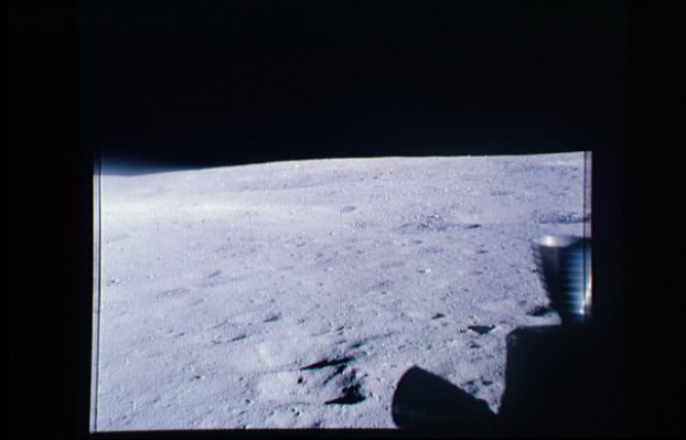 AS 16-113-18307 - The Fog on the Moon (3)
Se poi consideriamo il fatto che gli astronauti insistono nelle riprese fotografiche muovendosi avanti ed indietro (scattando immagini in sequenza ed insistendo sempre sulla stessa area), ci viene da supporre l'esistenza di un certo interesse anche da parte loro verso quanto sta accadendo.
Parole chiave: Controversial