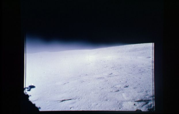 AS 16-113-18308 - The Fog on the Moon (4)
Ecco, infatti, che gli astronauti ritornano a fotografare in direzione della zona dove si vede l'ombra del LM e, come si può notare, l'area continua ad essere sensibilmente offuscata, anche se l'impressione che si ottiene adesso è che la "nebbia" (o qualunque altra cosa fosse) si stia diradando.
Parole chiave: Controversial