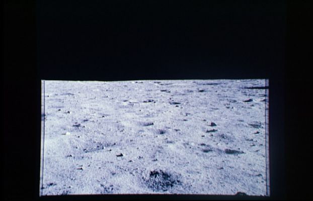 AS 16-113-18318 - Moon Panorama (4)
Ovviamente l'oggetto in questione non deve essere risultato particolarmente interessante al nostro Amico astronauta poichè la panoramica, come vedete, continua senza che alla "cupola" venga dato alcun peso...
Parole chiave: Postcards from the Moon