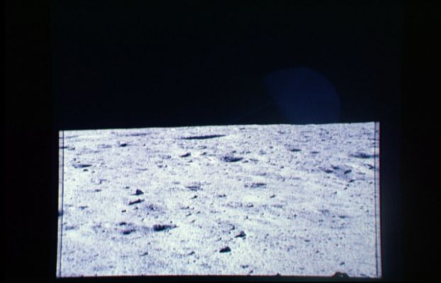 AS 16-113-18319 - Moon Panorama (5)
Segue ora una serie di immagini che completano il panorama e che culmineranno con l'inquadratura del LM. 
Sono tutte fotografie/cartoline che non ci dicono granchè ma che, in compenso, ci aiutano ad avere un'idea della superficie Lunare tipica dell'area intorno al LM "Orion".
Non è visibile alcuno star-like object, ma tutte le fotografie sono ampiamente sovraesposte e quindi la cosa non ci ha sorpreso più di tanto.
Parole chiave: Postcards from the Moon