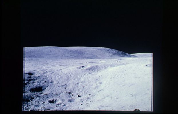 AS 16-113-18325 - Moon Panorama (11) - a big crater and the Hills
Vale la pena sottolineare la forma assolutamente liscia ed affusolata della collina Lunare che fa da sfondo a questo frammento della panoramica. Ancora ci chiediamo, però, quale sarebbe la sensazione che proveremmo qualora ci trovassimo non ai piedi di una "dolce collina", bensì alle pendici di una montagna equiparabile, per caratteristiche e dimensioni, all'Everest terrestre. O, meglio ancora, alle pendici di una delle Cuspidi di Blair!...
Parole chiave: Postcards from the Moon