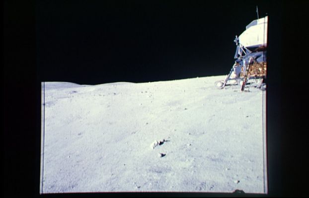 AS 16-113-18328 - Moon Panorama (14) - the LM
Un'immagine (finalmente) interessante, poichè ci permette di apprezzare la posizione in cui si trova il LM. Diremmo che si tratta di una zona leggermente rialzata, ma sostanzialmente regolare, a ridosso di un avvallamento. Guardando queste immagini non si può far altro che fare i complimenti al LM Pilot, l'astronauta Charles M. Duke!
Parole chiave: Postcards from the Moon