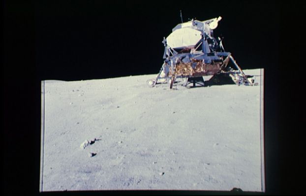 AS 16-113-18329 - The LM in the Sun
Un'inquadratura leggermente più ravvicinata rispetto alla precedente che ci consente di apprezzare ancora di più la sostanziale inclinazione del LM il quale, tra l'altro, sembra anche essersi leggermente "infossato" in una zona della Luna - apparentemente - molto sabbiosa e polverosa. Occorre anche dire, però, che altre immagini ci daranno una sensazione ancora diversa (vedasi, p.e., AS 16-113-18339).
Parole chiave: LM