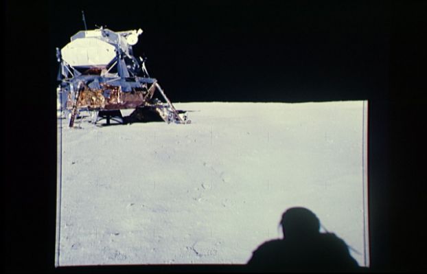 AS 16-113-18330 - The LM and a shadow
L'ombra di uno degli astronauti si stende verso il LM. E' difficile, data la luminosità della superficie, riuscire a cogliere dettagli di qualunque tipo. L'unico dato che - sembra - certo è costituito dalla mancanza di asperità nel suolo il quale sembra davvero quello di una spiaggia.
Parole chiave: LM