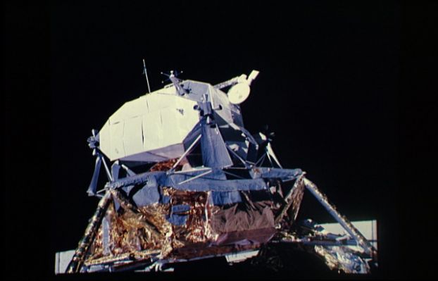 AS 16-113-18331 - The LM, from very close
Una bella immagine ravvicinata del LM che ci fa pensare al coraggio degli astronauti. 
E' la stessa struttura del LM, infatti, che si mostra angusta, spigolosa e, almeno in apparenza, decisamente fragile. 
Avevamo già manifestato questa sensazione in precedenza. 
I fatti, per fortuna, hanno dimostrato che questa apparente fragilità era ingannevole ed il LM (realizzato dalla "Grumman Ltd") ha sempre adempiuto alle sue funzioni in maniera encomiabile (o addirittura eccezionale come quando, durante la Missione Apollo 13, esso venne usato, durante la fase di rientro, sia come scialuppa di salvataggio (o "life-boat"), sia come razzo vettore (allorchè si rese necessario imprimere un'ulteriore spinta alla Navicella la quale, altrimenti, non sarebbe mai riuscita a fare rientro sulla Terra in tempi idonei a garantire la sopravvivenza dei tre Astronauti).
Parole chiave: LM