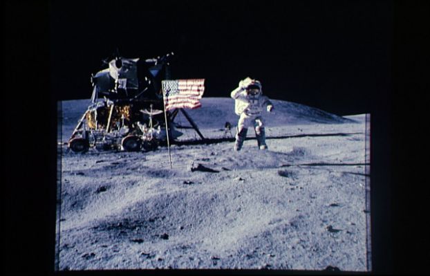 AS 16-113-18339 - The LM, the Flag and an astronaut
In questa immagine, molto bella e decisamente non sovraesposta, riusciamo a vedere le colline in lontananza dietro al LM il quale, peraltro, sembra meno inclinato di quanto invece  appariva nei frames precedenti.
Parole chiave: Postcards from the Moon