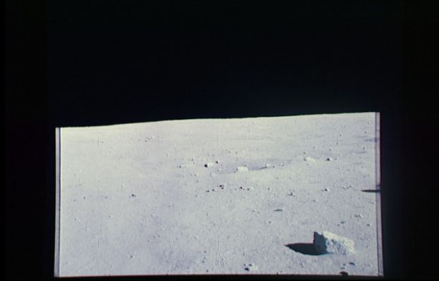 AS 16-107-17423 - Moon Panorama (1)
Con questa immagine comincia la costruzione di un nuovo panorama. Osservate, a parte la luminosità della superficie della Luna, la forma curiosa ed estremamente squadrata del sasso che si trova in basso a Dx dell'inquadratura. Sembra, effettivamente, un "mattone" eroso da millenni di "intemperie" (ammesso che sulla Luna ci possano essere "intemperie"...). 
Scherziamo naturalmente...Si tratta (ovviamente) solo di un sasso (uno dei tantissimi) dalla forma piuttosto strana.
Il tutto con buona pace - scusateci la nota polemica - dei "Cacciatori di Moon Artifacts" (M. Bara e S. Troy fra gli altri), seguaci di Richard Hoagland e delle sue (sempre più discutibili) teorie.
Parole chiave: Postcards from the Moon