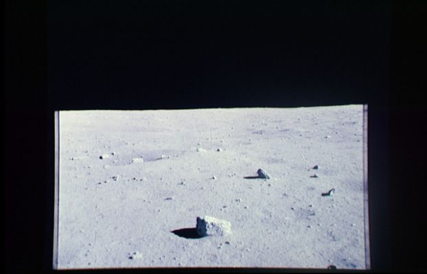 AS 16-107-17424 - Moon Panorama (2)
In questo frame c'è il prosieguo della panoramica iniziata con il frame precedente. Vediamo ancora il "mattone" e qualche altra pietra accanto ad esso. 
Le caratteristiche di questi sassi, in rapporto alle caratteristiche del suolo Lunare - così come appare nelle immagini che Vi mostriamo - , ci fanno pensare che si tratti, ancora una volta, di "ejecta".
Parole chiave: Postcards from the Moon