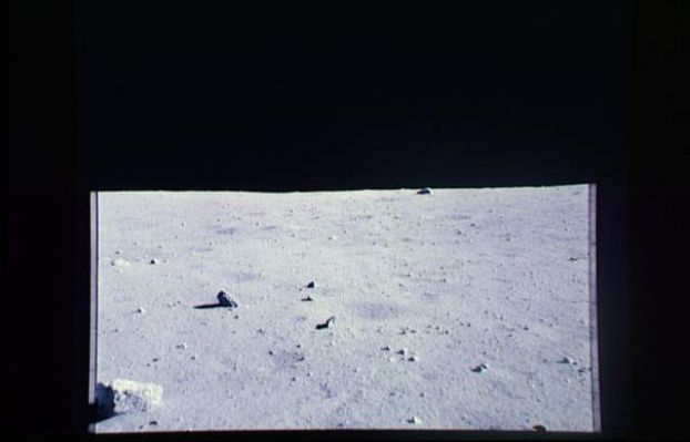 AS 16-107-17425 - Moon Panorama (3): the "igloo-like" stone, again!
Ecco, ancora una volta (è la seconda!) che gli astronauti, mentre effettuano una panoramica a 360°, si imbattono in questa "Moon Oddity" (Stranezza Lunare), per dirla come avrebbe fatto David Bowie. Leggermente a Dx dell'Osservatore, infatti, proprio a ridosso della linea dell'orizzonte, rivediamo questo sasso (?) a forma di cupola e dai riflessi grigio/azzurri (ma quest'ultimo dato inerente la colorazione della "stranezza" deve essere valutato con prudenza poichè l'effetto cromatico derivante dalla sovraesposizione, falsa il colore dell'immagine).
Parole chiave: Controversial - Possible Surface Anomaly