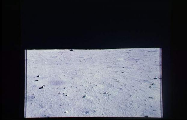 AS 16-107-17426 - Moon Panorama (4): the "igloo-like" stone, again!
In assoluta onestà, l'oggetto (il macigno o qualunque altra cosa esso sia) è troppo lontano per azzardare ipotesi aventi un minimo di sostanza. Neppure l'analisi del frame originale uncompressed ci ha permesso di arrivare a delle conclusioni. Noi vediamo una roccia strana ed a forma di "igloo". Da qui a dire che si possa trattare di un'opera artificiale ci passa, onestamente, un abisso e noi non ce la sentiamo di pronunziarci in tal senso.
Parole chiave: Controversial - Possible Surface Anomaly