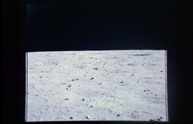 AS 16-107-17427 - Moon Panorama (5): the "igloo-like" stone, again!
E probabilmente abbiamo ragione poichè, ancora una volta (ed è la seconda!), l'astronauta che stava effettuando la ripresa panoramica non dà alcun peso alla roccia di cui abbiamo parlato e procede tranquillamente a scattare le sue fotografie senza tentare neppure di avvicinarsi ad essa o di coglierne un diverso angolo visuale. 
E sicuramente ha ragione lui.
Parole chiave: Postcards from the Moon