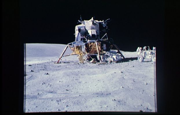 AS 16-107-17435 - The LM, the LR and one astronaut (1)
Una bella immagine che ci permette, essendo i tre corpi ripresi (e cioè il LM, il Lunar Rover - LR - ed uno degli astronauti) tutti, all'incirca, alla medesima distanza dall'osservatore (vale a dire l'astronauta che scatta la fotografia), finalmente, di stabilire un corretto rapporto dimensionale fra gli Uomini ed alcuni dei mezzi da loro impiegati per conquistare la Luna. Forse è la prima volta, in questa raccolta di fotografie, che si possono apprezzare abbastanza bene le (notevoli) dimensioni del LM.
Parole chiave: LM and LR