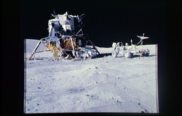 AS 16-107-17436 - The LM, the LR and one astronaut (2)
Un'altra curiosità: provate a raffrontare questo frame ed il precedente con AS 16-113-18339 e 18341. La differenza di colori e, conseguentemente, di percezione dei dettagli, Vi apparirà enorme. 
E' sempre una questione di illuminazione e tempi di scatto, a nostro avviso: questi ultimi frames sono - semplicemente - sovraesposti.
Parole chiave: LM and LR