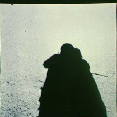 AS 16-107-17467 - The Lunar Horizon and a shadow (1)
Una fotografia decisamente suggestiva, al di là della brutta (e falsa) colorazione della superficie Lunare. Il colore "curioso" di questo frame, come dei 5 che seguono, è determinato dall'invecchiamento del film. Nonostante tutto, comunque, si può cogliere molto bene la consistenza del suolo Lunare (il quale appare decisamente polveroso) ed un'ombra scura (inspiegabile) alla Sn dell'Osservatore, in alto, quasi a ridosso dell'orizzonte. Si tratta, secondo noi, di una macchia o comunque di un difetto della pellicola.
Parole chiave: Postcards from the Moon