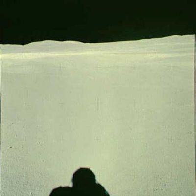 AS 16-107-17468 - The Lunar Horizon and a shadow (2)
Abbiamo già incontrato altre volte - in particolare durante l'analisi delle immagini relative all'Apollo 11 - un simile "effetto/difetto" della pellicola il quale si è sempre manifestato con la scoperta di una sorta di linea/ombra scura, in alto e a Sn dell'Osservatore. 
Potrebbe anche trattarsi di un difetto ripetitivo (un graffio?!?) di alcuni degli obbiettivi impiegati.
Parole chiave: Postcards from the Moon