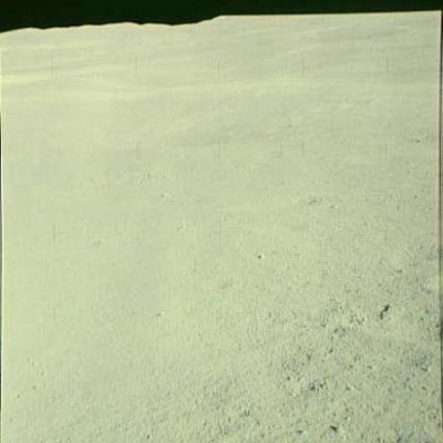 AS 16-107-17469 - The Lunar Horizon
Ancora un panorama: l'immagine, sebbene rovinata (in termini di colori) dal tempo e da una sostanziale sovraesposizione, comunque ci permette di intravedere una serie di dettagli della Zona delle Operazioni: una serie di avvallamenti (qualche piccola duna e qualche dislivello) che renderanno il percorso di avvicinamento alle colline - da effettuarsi con il LR - decisamente più accidentato e, quindi, interessante ed utile per valutare le effettive capacità della prima "Macchina Lunare".
Parole chiave: Postcards from the Moon
