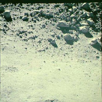 AS 16-107-17481 - Moon rocks and debris on the side of a crater (1)
Due frames interessantissimi che ci mostrano un enorme quantitativo di rocce e detriti vari situati all'interno di un cratere.
L'immagine è utile a comprendere come il paesaggio Lunare sia mutevole e come, altresì, occorresse sempre prestare la massima attenzione all'atto di compiere qualsiasi movimento: una caduta sulla sabbia Lunare, infatti, poteva (come è stato effettivamente) risolversi senza conseguenze. 
Ma una caduta, magari rovinosa, su queste rocce???
Parole chiave: Postcards from the Moon