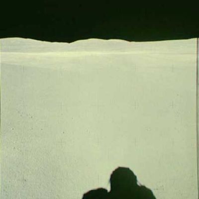 AS 16-107-17489 - The Lunar Horizon and a shadow (3)
Sempre l'ombra di uno degli astronauti che sembra proiettarsi verso le colline. Valgono, anche per questo frame, i commenti fatti per AS 16-107-17467 e seguenti.
Parole chiave: Postcards from the Moon