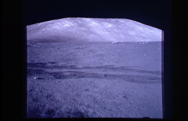 AS 17-137-20867 - The "Taurus-Littrow Highlands" (1)
Per quanto attiene le nostre ricerche, dobbiamo dire che il materiale fotografico dell'Apollo 17 è, probabilmente (ad oggi, Marzo 2005), il peggiore di tutte le Missioni. Dopo aver preso visione, infatti, di tutte le fotografie scattate durante questa Missione (3581 frames), abbiamo dovuto constatare che la qualità degli scatti, pur se elevata (anche se le fotografie sovra-esposte sono tantissime), "sembra" essere stata tagliata su misura per evitare qualsiasi tipo di "domanda indiscreta" o di "dubbio interpretativo". I Cieli della Luna sono (in queste immagini) sempre di un nero denso ed impenetrabile (diremmo che è così uniforme da sembrare "dipinto a mano"...) mentre il suolo Lunare viene invece definito (molto bene) con elevatissimi margini di dettaglio. A dispetto, quindi, di un elevato numero di immagini ad Alta Definizione (Reserved Area), abbiamo davvero riscontrato pochissime Anomalie, sia di superficie, sia orbitali. Ed è questa, forse, la più Grande Anomalia della Missione Apollo 17...
Parole chiave: Postcards from the Moon