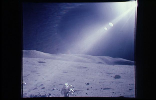 AS 17-137-20927 - Up-Sun (1)
Non meravigliatevi per il colorito bluastro/viola che domina in queste immagini ed in tantissime altre della Serie Apollo: è un effetto tipico dell'invecchiamento della pellicola. Può essere eliminato (ma noi non lo abbiamo fatto!) passando il frame digitale attraverso un semplice programma per l'elaborazione delle fotografie digitali ed utilizzare la funzione "restore original (o natural) color". Forse la Luna non aveva i riflessi bluastri e violacei, ma a noi queste immagini piacciono così...
Parole chiave: Postcards from the Moon