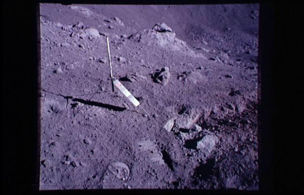 AS 17-137-20984 - Moon terrain and the "Gnomon" (1)
Un'immagine ricorrente della serie Apollo: lo Gnomon con la sua scala cromatica - che talvolta comprende anche dei colori vivaci (quali il verde, il blu, l'arancione ed il rosso) - circondato da un paesaggio fatto, in assoluta prevalenza, di grigi. 
Ma la Luna, come avrete occasione di vedere, non è poi tutta grigia, anzi...
Parole chiave: Postcards from the Moon