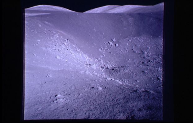 AS 17-137-21005 - A slope surrounded by hills
Questa piccola scarpata (o forse è solo un'inquadratura parziale di un grande cratere) costituirà motivo di interesse per l'equipaggio del LM "Challanger" (un nome che, negli anni a venire, diventerà tristemente famoso allorchè abbianato ad uno degli Space Shuttles). Come si avrà occasione di vedere in altre immagini, da noi pubblicate più avanti, all'interno di questo declivio gli astronauti preleveranno del terriccio Lunare di un curioso colore arancione, che verrà poi portato a Terra ed analizzato.
Parole chiave: Postcards from the Moon