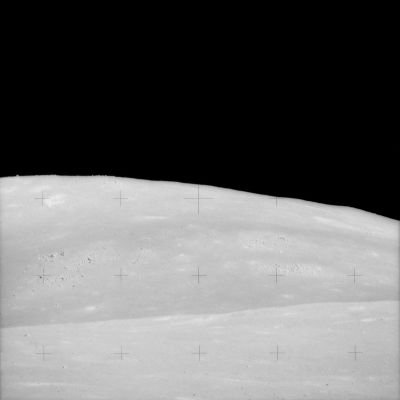 AS 17-144-22043 - Moon-scapes in HR (1)
Qualche panorama ad Alta Definizione che Vi permetterà di notare come tutto il paesaggio Lunare sembri, pur nella sua selvaggia bellezza, comunque "falso". 
Non ci fraintendete, però questa immagine - al pari della successiva e di tante altre che non pubblichiamo (poichè brutte ed inutili) - ci sembra che sia stata pesantemente "elaborata". 
Oppure è terribilmente sovraesposta. In ogni caso, non ci convince.
Parole chiave: Postcards from the Moon