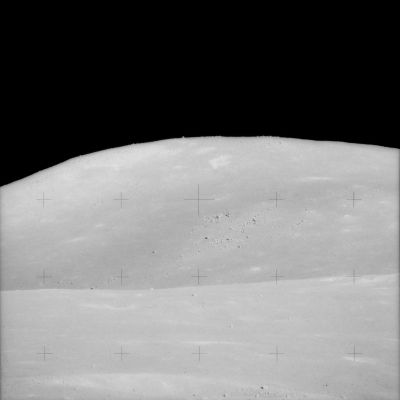 AS 17-144-22044 - Moon-scapes in HR (2)
Guardate, infatti, questo frame ad HR in relazione al frame AS 17-145-22159: i rullini cambiano, ma la zona ripresa è la stessa. Noi sappiamo che le condizioni di illuminazione ed i tempi di scatto recitano un ruolo pesantissimo nella fotografia spaziale in generale e Lunare in particolare. Però le differenze di risultato, in questi casi, ci paiono davvero enormi: le due foto sembrano davvero scattate su pianeti diversi!
Parole chiave: Postcards from the Moon