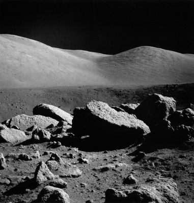 AS 17-145-22159 - Moon-scapes in HR (3)
Ed eccoVi ora una lunga sequenza di meravigliosi Paesaggi Lunari. Non ci sentiamo di fare nessun commento al riguardo: Vi invitiamo solo a guardarli ed a confrontarli, mentalmente, con gli altri Moon-scapes che abbiamo visto durante le altre Missioni Apollo. Ribadiamo: a noi è sembrato (e sembra) che sia cambiato qualcosa. Forse nella tecnica di scatto o forse nella tecnica di sviluppo delle immagini, ma questi panorami sono (davvero) lontanissimi da quelli visti in passato. Attenzione: non abbiamo detto "migliori": abbiamo detto "lontanissimi". 
Il che equivale a dire COMPLETAMENTE DIFFERENTI. 
Provate a guardarli ed a studiarli e poi fateci sapere che cosa ne pensate.
Parole chiave: Postcards from the Moon