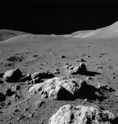 AS 17-145-22166 - Moon Panorama with a lone Star (1)
Un panorama della Luna davvero suggestivo. In alto, leggermente a Dx dell'Osservatore, osservando la versione a massima espansione del frame, si può intuire una stella o, come abbiamo già visto in passato, uno "star-like" object. 
Parole chiave: Postcards from the Moon