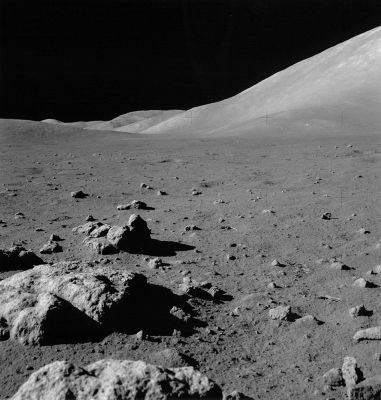 AS 17-145-22167 - Moon Panorama with a lone Star (2)
La stella che ritenevamo di aver individuato nel frame precedente appare, sostanzialmente (e salvo il leggero cambio di prospettiva derivante dallo spostamento dell'astronauta che scatta le fotografie rispetto alla collina Lunare che si trova in primo piano e che ci serve da punto di riferimento) nella medesima posizione, anche in questa immagine. Probabilmente questa coppia di istantanee consecutive della Luna è, in un certo senso, davvero unica da questo punto di vista.
Parole chiave: Postcards from the Moon