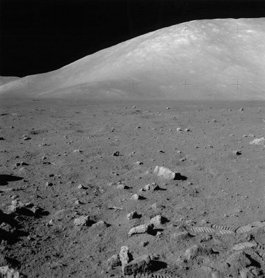 AS 17-145-22168 - Moon Panorama with a lone Star (3)
E la conferma che, finalmente (!), appare una stella - senza ombra di dubbio - nel Cielo della Luna, ci viene da questo terzo frame consecutivo il quale conferma il punto luminoso nella medesima posizione (rispetto alla collina Lunare e salvo il leggero mutamento di prospettiva) di cui al primo fotogramma.
Parole chiave: Postcards from the Moon