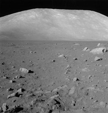 AS 17-145-22169 - Moon Panorama with a lone Star (4)
A parte l'incredibile bellezza di questo panorama, anche in questa fotografia appare una stella (che noi riteniamo essere sempre la stessa della prima immagine di questa piccola serie). 
E allora? 
Come la mettiamo con gli "Espertissimi" che giurano e spergiurano sulle loro Bibbie (Manuali Tecnici di Fotografia Spaziale) che le stelle, nelle foto Apollo, non si vedono, non si sono mai viste e non si vedranno mai?!?
Parole chiave: Postcards from the Moon