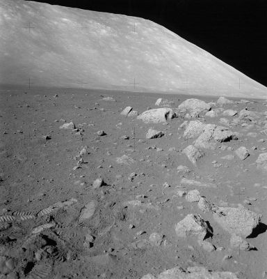 AS 17-145-22170 - Moon Panorama with Stars (1)
Ben cinque stelle sono chiaramente visibili sul fianco Sn (Dx dell'Osservatore) della collina Lunare. Si tratta, dal nostro punto di vista, di un risultato fotografico assolutamente eccezionale e meritevole di particolare attenzione, specie da parte di coloro che ritengono "impossibile" vedere stelle nel Cielo della Luna, attraverso le fotografie della Serie Apollo. Forse, adesso che siamo giunti quasi alla fine dei "Giorni della Luna" ed abbiamo visto, insieme, tante stelle e tanti altri oggetti che...
Parole chiave: Postcards from the Moon