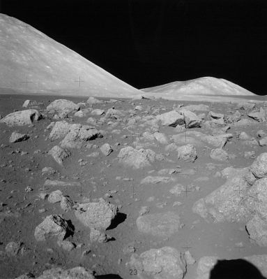 AS 17-145-22171 - Moon Panorama with Stars (2)
...alle stelle assomigliano molto, sarebbe il caso di tracciare qualche piccola conclusione. Innanzitutto, se si vogliono operare delle valutazioni di tipo globale sui contenuti delle immagini ottenute durante le Missioni Apollo, occorre armarsi di tantissima pazienza (come abbiamo fatto noi) e guardare (con estrema attenzione) TUTTE le immagini della Serie Apollo. E' un lavoro improbo, stancante, noioso a volte, ma - alla fine - estremamente gratificante poichè consente di farsi davvero "un'idea" di che...
Parole chiave: Postcards from the Moon