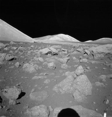 AS 17-145-22172 - Moon Panorama with Stars (3)
...cosa si può effettivamente vedere nella ed attraverso la "fotografia spaziale". Inoltre, una volta viste ed analizzate tutte le immagini scattate durante le Missioni Apollo, si comprende anche che cosa voglia dire "fare ricerca" impiegando la fotografia come strumento. Certo, ci vuole tempo e tantissima passione: quest'opera, di cui Voi vedete solo una piccola summa, è costata a Lunar Explorer Italia ed a chi Vi racconta queste storie su alcuni "Moon Frames", oltre 7 anni di lavoro. Ricordate queste...
Parole chiave: Postcards from the Moon