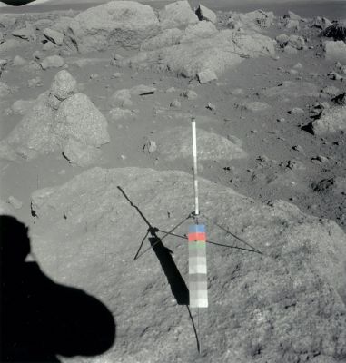 AS 17-145-22173 - A colored "Gnomon" in the "Grey World"
...immagini e queste considerazioni la prossima volta che, in televisione, qualche "Esperto" Vi racconterà - per l'ennesima volta - il "motivo per cui il Cielo della Luna è nero"...
In questo frame un bel contrasto fra lo "Gnomon" con la scala cromatica che comprende anche i colori più vivaci, circondato da un panorama fatto solo di grigi.
Parole chiave: Postcards from the Moon