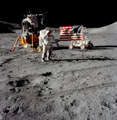 AS 17-134-20378 - The LM, LR, Flag and Astronaut
Questa immagine, come le altre ad Alta Risoluzione che Vi offriamo, è semplicemente "bella da guardare". Anche in essa, ad un'attenta analisi, potrete rinvenire qualche "dettaglio curioso" o qualche "possibile anomalia", però noi, a questo punto, Vi invitiamo a fermarVi per qualche momento e a guardare per apprezzare i colori ed i contrasti di quel Mondo che, purtroppo, abbiamo appena sbirciato e poi abbandonato, da più di 30 anni, per dedicarci ad altro...
Parole chiave: Postcards from the Moon