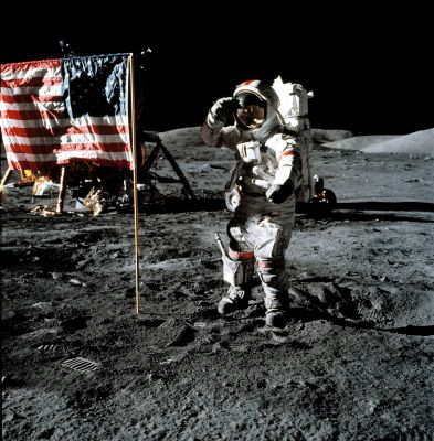 AS 17-134-20380 - Saluting the Flag
Ed è proprio con questa riflessione e considerazione che vorremmo lasciarVi, a chiusura di questo viaggio (purtroppo solo) fotografico sul nostro Satellite: la Conquista della Luna è stata, indubitabilmente, la Conquista di un "Nuovo Mondo". 
Ebbene questo Nuovo Mondo, dopo pochissime visite (che hanno lasciato solo tante domande e davvero pochissime risposte...), è stato abbandonato. 
Parole chiave: Postcards from the Moon