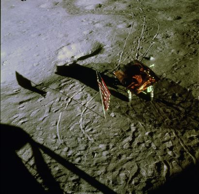 AS 14-66-9324 - A basket full of gold?!?
nessun commento
Parole chiave: Lunar Equipment - recovery of possible "crystal/gold-like artifacts"