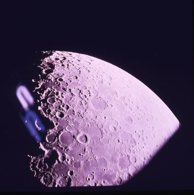 AS 15-88-12008 - Dancing in the night... (2)
nessun commento
Parole chiave: Possible Orbital Anomaly