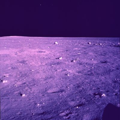 APOLLO 11 AS 11-37-5456 - Vertical lift-off!
Ma non è tutto qui: l'evento strabiliante che, in qualche modo, ha reso tutta questa vicenda ancora più affascinante e, credeteci, di grandissimo valore storico, accade pochi istanti dopo ed è immortalato dal frame AS 5456, che Vi proponiamo adesso. L'oggetto luminoso che giaceva sulla superficie della Luna, infatti, ora splende di luce bianca ed intensa nel cielo Lunare, ad una cospicua altezza dal suolo (ed in compagnia di un altro oggetto puntiforme che NON E' una stella), leggermente spostato verso la Dx dell'Osservatore (rispetto alla verticale del punto in cui si trovava nel frame precedente). Non è difficile - crediamo - rendersi conto di quello che questi 2 fotogrammi consecutivi ci fanno vedere e, anche se la cosa ci inorgoglisce, è triste il dover constatare che nessun altro Ricercatore - tranne Lunar Explorer Italia -, in 35 anni, sia riuscito a far saltar fuori questi due frames i quali, uniti ad altri simili, potrebbero dire davvero molto circa quello che accadde sulla Luna nel Luglio del 1969.
Parole chiave: Controversial