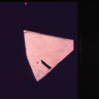 APOLLO 11 AS 11-37-5522 - The "Red Sphere"
Nella Sezione dedicata all'Apollo 11 abbiamo dedicato una lunga sequenza di frames a questa Anomalia (alcuni precedenti ed alcuni successivi all'apparizione di questa "sfera rossa"), cercando di farVi notare la stranezza delle inquadrature utilizzate dagli Astronauti per fotografare l'esterno del LM. Molte immagini, infatti, sono mosse e le istantanee sono state scattate (apparentemente) restando lontani un 70/80 cm dal finestrino. Probabilmente "là fuori", a pochi metri dal LM, stava succedendo qualcosa di importante e che forse "intimoriva" Armstrong ed Aldrin. Forse. La Sfera Rossa, in questo frame originale e non compresso, si rivela molto simile (colore a parte) alla Sfera Argentea vista all'esterno dell'Apollo 13. Non è un artifact e non è un riflesso di una luce interna al LM. Ad un'analisi approfondita del frame si notano piccoli rilievi superficiali e leggere striature gialle sul suo lato Sn. Cosè? Noi pensiamo che si tratti di una sonda creata per effettuare riprese a distanza...
Parole chiave: Controversial